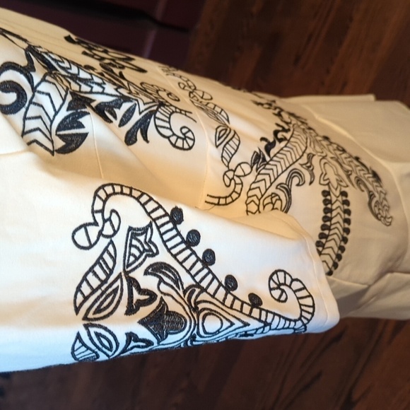 Designer white knit fit & flare ruffle bottom white dress black embroidery Sz 2 - Picture 4 of 10